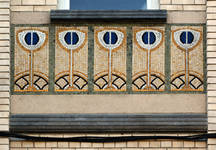 Avenue Brugmann 408, Uccle, panneau de mosaïque au-dessus de l'entrée (© ARCHistory, photo 2026)