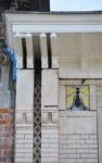 Rue des Vétérinaires 23, Anderlecht, sommet du pilastre central (© ARCHistory, photo 2026)