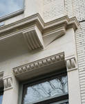 Etterbeeksesteenweg 166, Etterbeek, detail van het drielicht op de benedenverdieping (© ARCHistory, foto 2026)