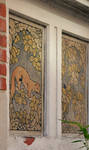 Avenue Winston Churchill 255-259, Uccle, détail de l'entrée, sgraffites (© ARCHistory, photo 2026)