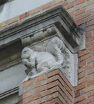 Boulevard Léopold II 184, Molenbeek-Saint-Jean, sculpture aux étages (© ARCHistory, photo 2026)