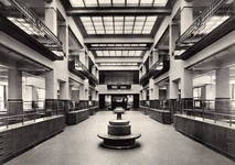 Gemeentehuis van Vorst, grote hal, 1938 (© KANAL Architecture, Brussels, fonds Jean-Baptiste Dewin)