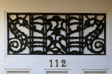 Rue Franz Merjay 112, Ixelles, détail de la porte (© ARCHistory, photo 2026)