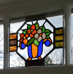 Bloemenlaan 6, Sint-Pieters-Woluwe, detail van een raam met glas-in-lood (© ARCHistory, foto 2026)