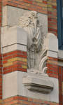 Léon Cuissezstraat 20-26, Elsene, hoogreliëf op een pilaster (© ARCHistory, foto 2026)