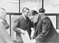 Jean-Baptiste Dewin tijdens de juryvergadering voor het INR aan de Academie voor Schone Kunsten in Brussel, 1933 (© KANAL Architecture, Brussels, fonds Jean-Baptiste Dewin)