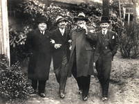 Jean-Baptiste Dewin (3e depuis la gauche), c.1920 (© KANAL Architecture, Brussels, fonds Jean-Baptiste Dewin)