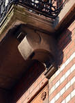 Kommenstraat 9, Anderlecht, konsole van het balkon (© ARCHistory, foto 2026)