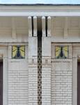 Veeartsenstraat 23, Anderlecht, bekroning van de centrale pilaster (© ARCHistory, foto 2026)