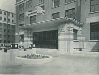 Hôpital Saint-Pierre, bâtiment central, entrée (<i>L’Émulation</i>, 1936, 1, p. 8)