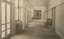 Hôpital Saint-Pierre, couloir central (© ACPASB, photo 1935)