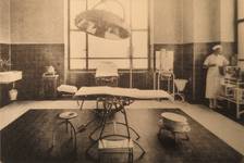 Hôpital Saint-Pierre, salle d'opération de la garde (<i>L’Édition belge</i> © ACPASB, photo 1935)