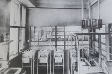Hôpital Saint-Pierre, couveuses à la maternité (© ACPASB, photo 1935)