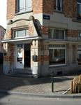 Fransmanstraat 94-96, Brussel Laken, ingang van de winkel (© ARCHistory, foto 2026)