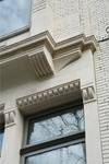 Etterbeeksesteenweg 166, Etterbeek, detail van het drielicht op de benedenverdieping (© ARCHistory, foto 2026)