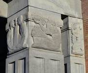 Hôtel communal de Forest, bas-reliefs de l'entrée d'honneur (© ARCHistory, photo 2025)