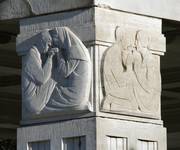 Hôtel communal de Forest, bas-reliefs de l'entrée d'honneur (© ARCHistory, photo 2025)