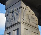 Hôtel communal de Forest, bas-reliefs de l'entrée d'honneur (© ARCHistory, photo 2025)