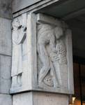 Hôtel communal de Forest, bas-reliefs de l'entrée du public (© ARCHistory, photo 2025)