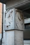 Hôtel communal de Forest, bas-reliefs de l'entrée du public (© ARCHistory, photo 2025)