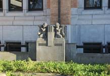 Hôtel communal de Forest, groupe sculpté devant la façade principale (© ARCHistory, photo 2025)
