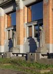 Hôtel communal de Forest, statues devant la façade principale (© ARCHistory, photo 2025)
