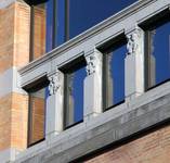 Hôtel communal de Forest, détail d'une fenêtre à l'étage (© ARCHistory, photo 2025)