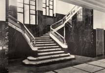 Hôtel communal de Forest, escalier d’honneur, 1938 (© KANAL Architecture, Brussels, fonds Jean-Baptiste Dewin)