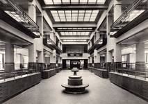 Hôtel communal de Forest, grand hall, 1938 (© KANAL Architecture, Brussels, fonds Jean-Baptiste Dewin)