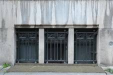 Louis Hymansstraat 33, Elsene, keldervenster (© ARCHistory, foto 2026)