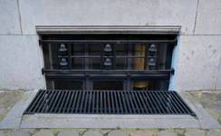 Joseph Stallaertstraat 1 en Georges Brugmannplein 29A, Elsene, keldervenster (© ARCHistory, foto 2026)