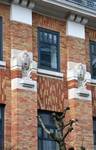 Léon Cuissezstraat 20-26, Elsene, gebeeldhouwde pilasters (© ARCHistory, foto 2026)