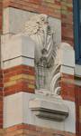 Léon Cuissezstraat 20-26, Elsene, hoogreliëf op een pilaster (© ARCHistory, foto 2026)