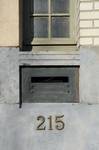 Leopold II laan 215, Sint-Jans-Molenbeek, brievenbus (© ARCHistory, foto 2026)