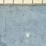 Leopold II laan 215, Sint-Jans-Molenbeek, signatuur van de architect (© ARCHistory, foto 2026)