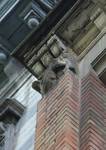 Boulevard Léopold II 184, Molenbeek-Saint-Jean, sculpture aux étages (© ARCHistory, photo 2026)
