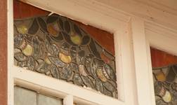 Winston Churchilllaan 255-​​259, Ukkel, detail van de inkom, glas-in-lood (© ARCHistory, foto 2026)