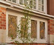 Winston Churchilllaan 255-​​259, Ukkel, detail van de inkom, sgraffiti (© ARCHistory, foto 2026)
